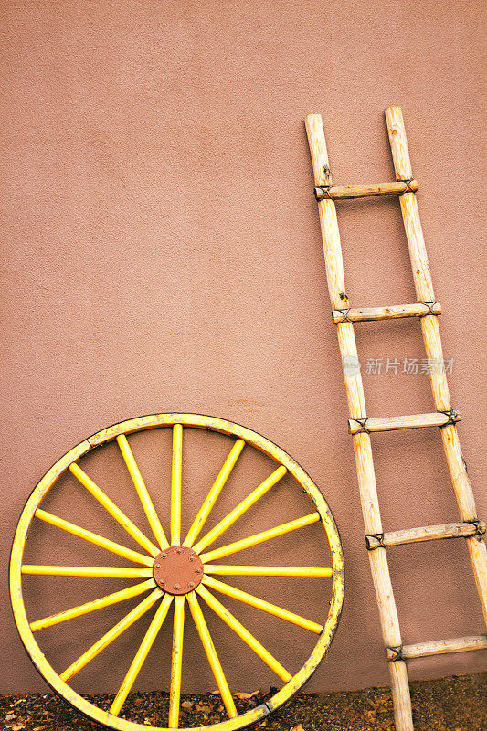 圣达菲风格:Kiva Ladder, Wagon Wheel, Adobe Wall